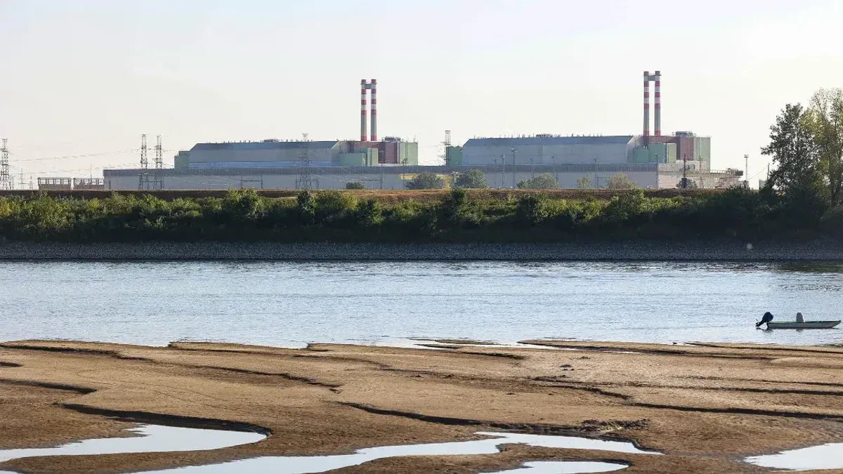 Why Have Czech and Slovak Nuclear Power Plants Been Able to Withstand the Heat While Paks Has Run into Trouble?