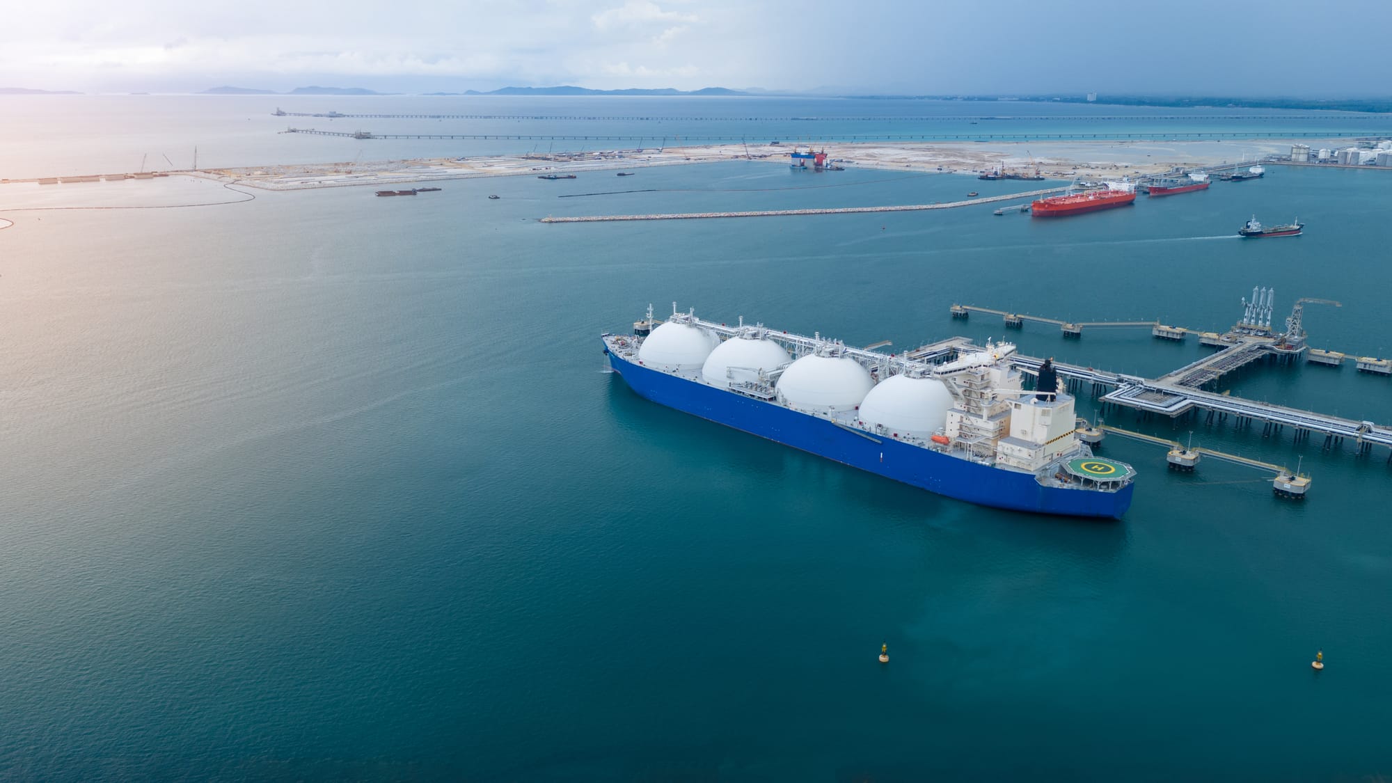 Qatar and UAE Bypass Hormuz Bottleneck via Rare LNG Ship Transfers