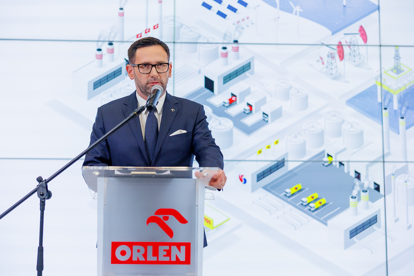Poland's Orlen seals Lotos sell-off to Unimot
